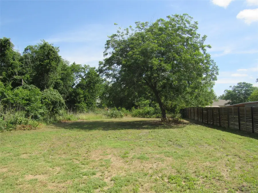 748 W Elm St, Bartlett, TX 76511 - #2