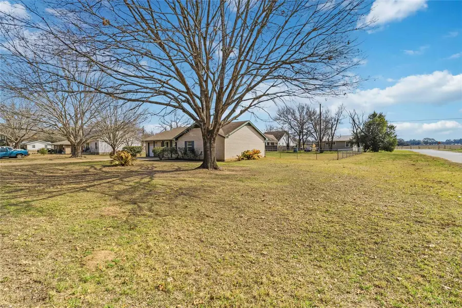405 Lynch St, Smithville, TX 78957 - #3
