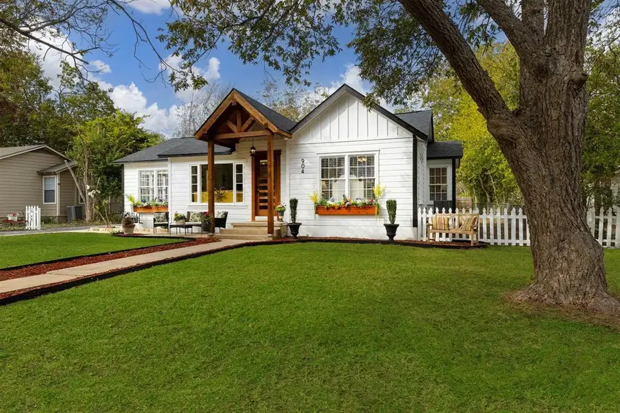 904 Fisher St, Taylor, TX 76574 - #2