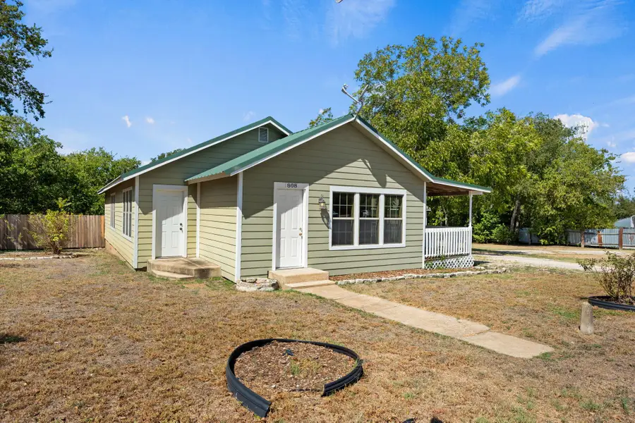 808 N Water St, Burnet, TX 78611 - #2