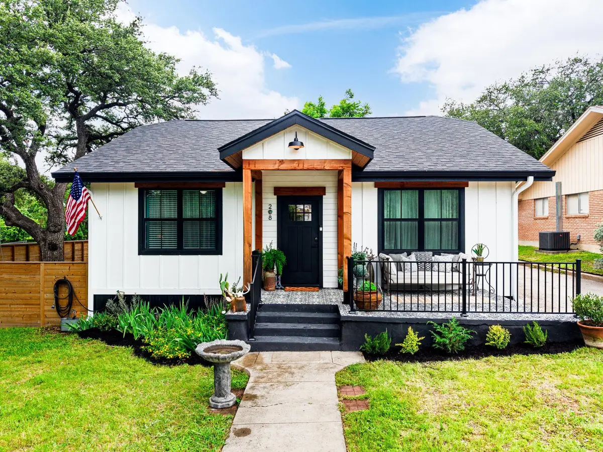 208 S Spring St, Lampasas, TX 76550 - #1
