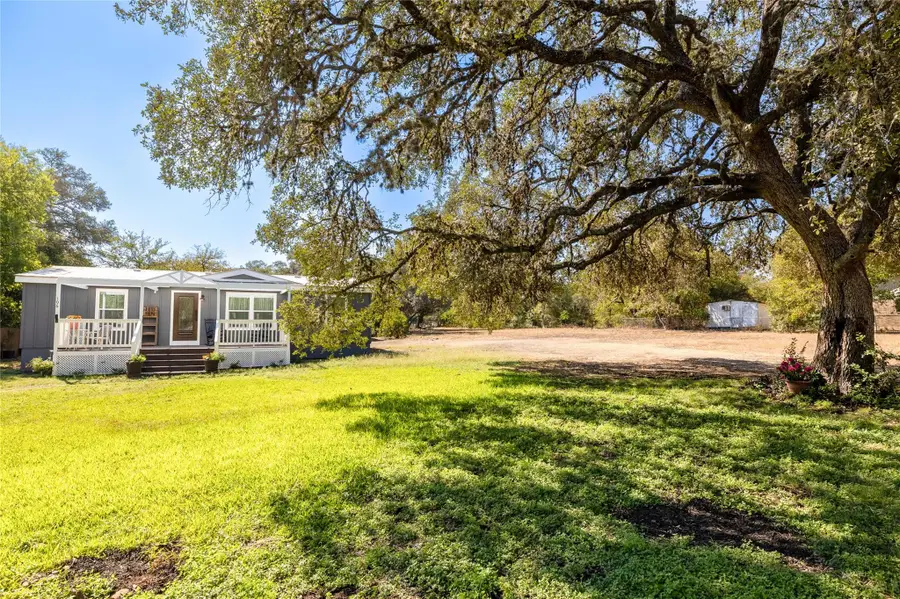 106 E Olive St, Lockhart, TX 78644 - Image #2