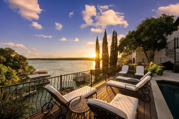 107 Edgewater Cv, Lakeway, TX 78734