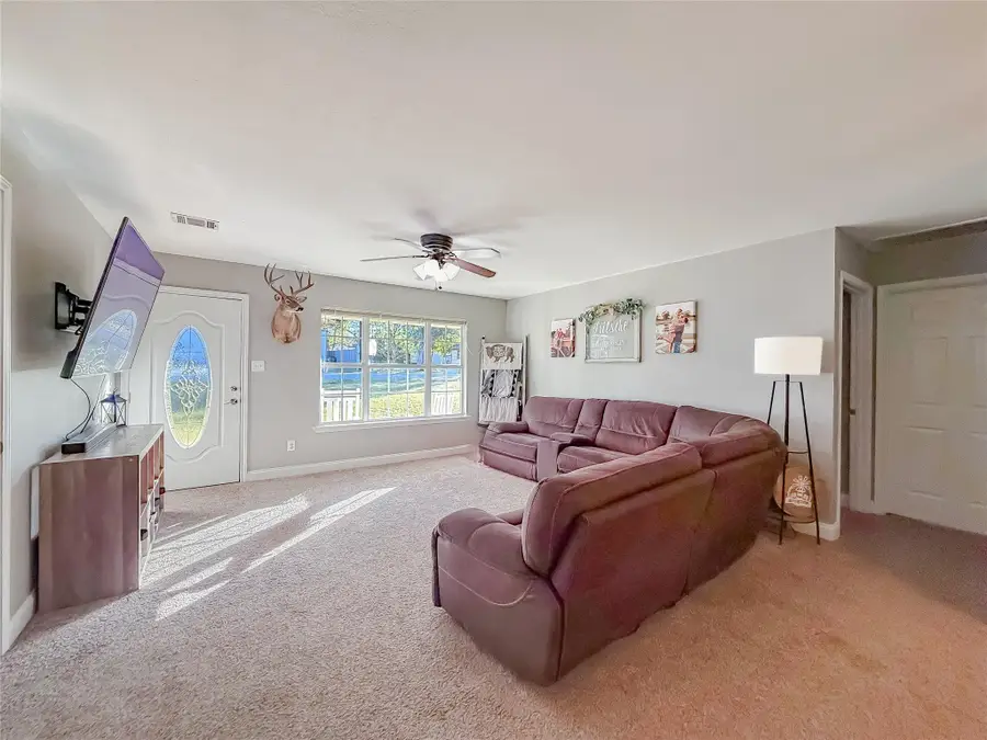 617 Caldwell St, Lexington, TX 78947 - Image #3