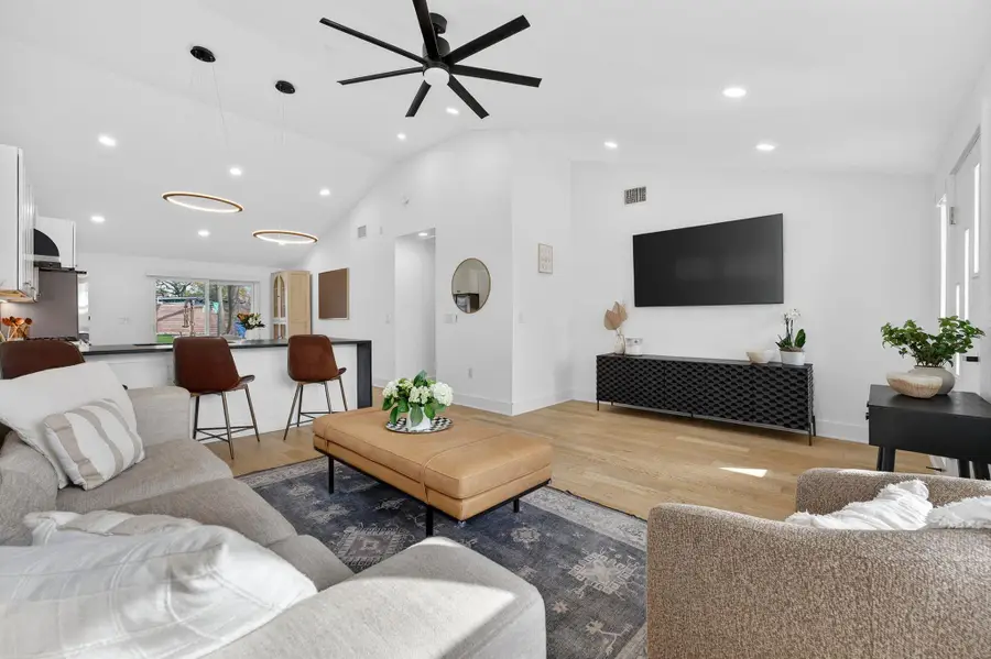 504 W Croslin St, Austin, TX 78752 - Image #2