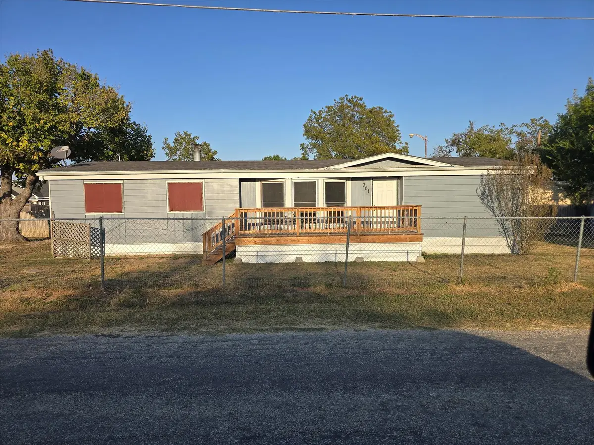 301 S Johnson Ave, Thorndale, TX 76577 - Image #1