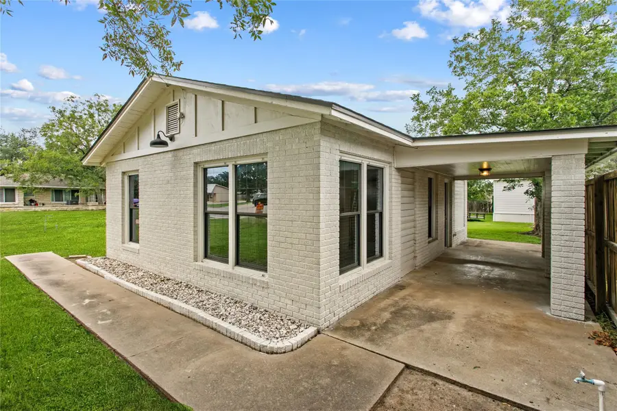 875 E Brenham St, Giddings, TX 78942 - Image #2