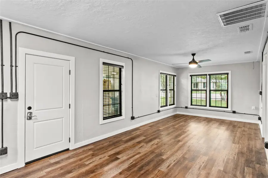 875 E Brenham St, Giddings, TX 78942 - Image #3