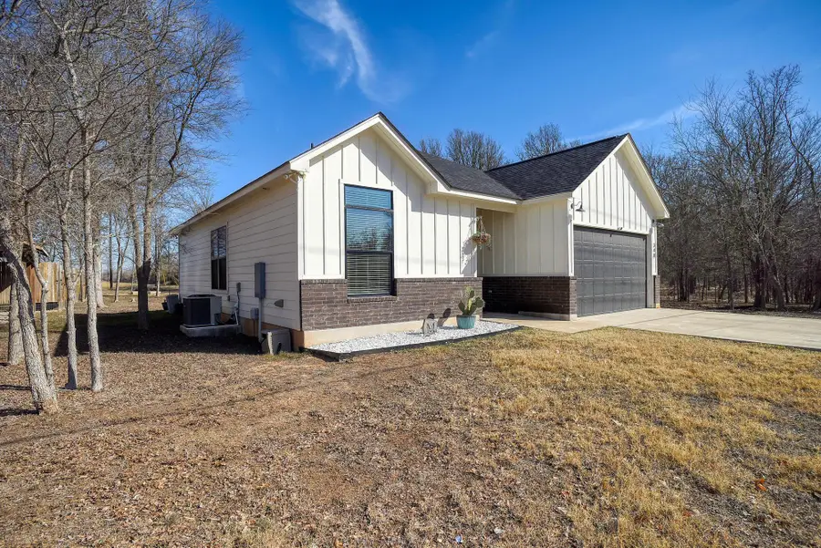 338 W Keanahalululu Ln, Bastrop, TX 78602 - Image #2