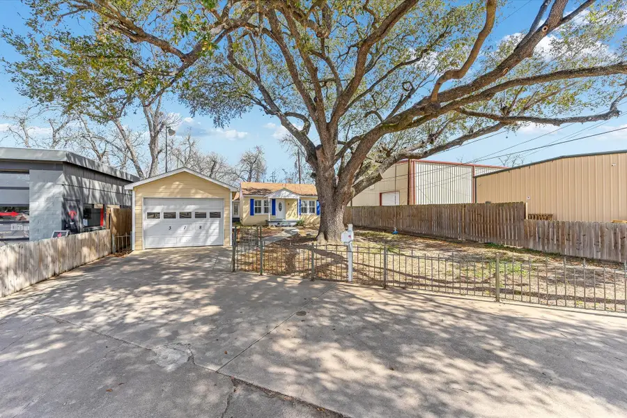 318 NW Loop 230 Highway, Smithville, TX 78957 - #2