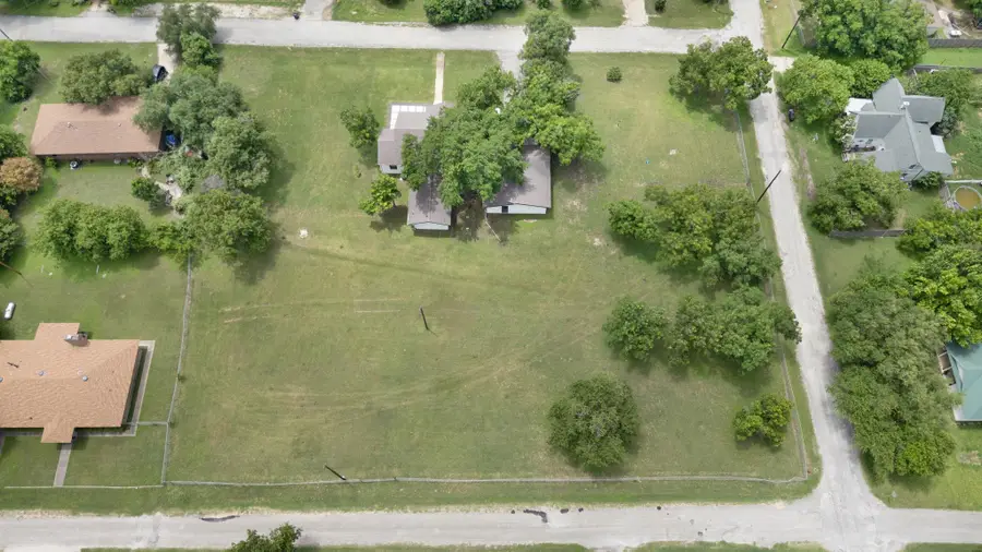 102 Elmo St, Florence, TX 76527 - #2