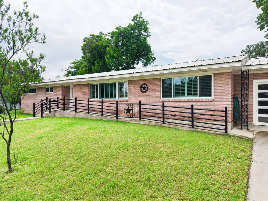 708 W Avenue A Ave, Lampasas, TX 76550 - #2