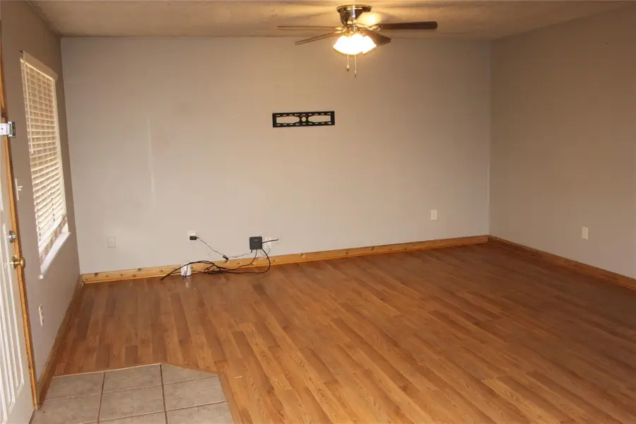 1504 Lakeview Dr, Lockhart, TX 78644 - Image #2