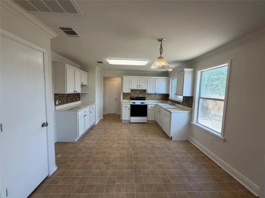 101 Gillespie Ln, Elgin, TX 78621 - #2