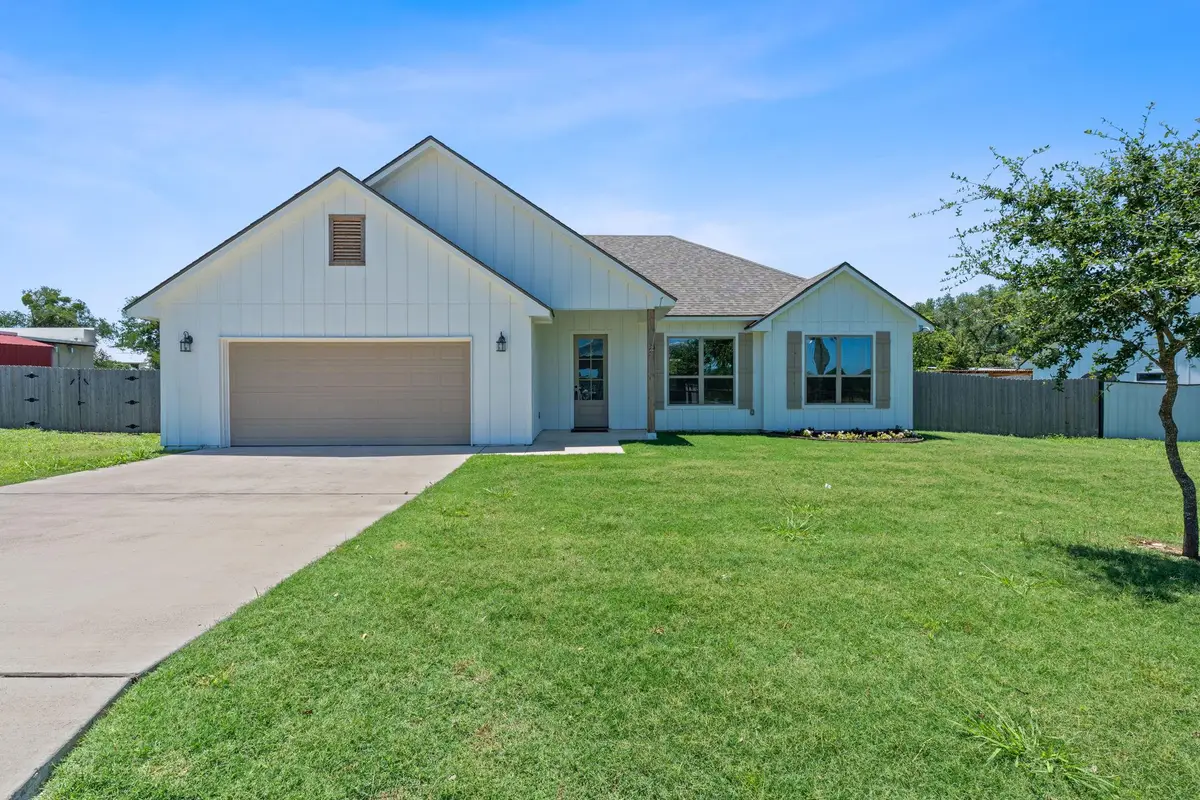 103 W Tomlinson St, Florence, TX 76527 - Image #1