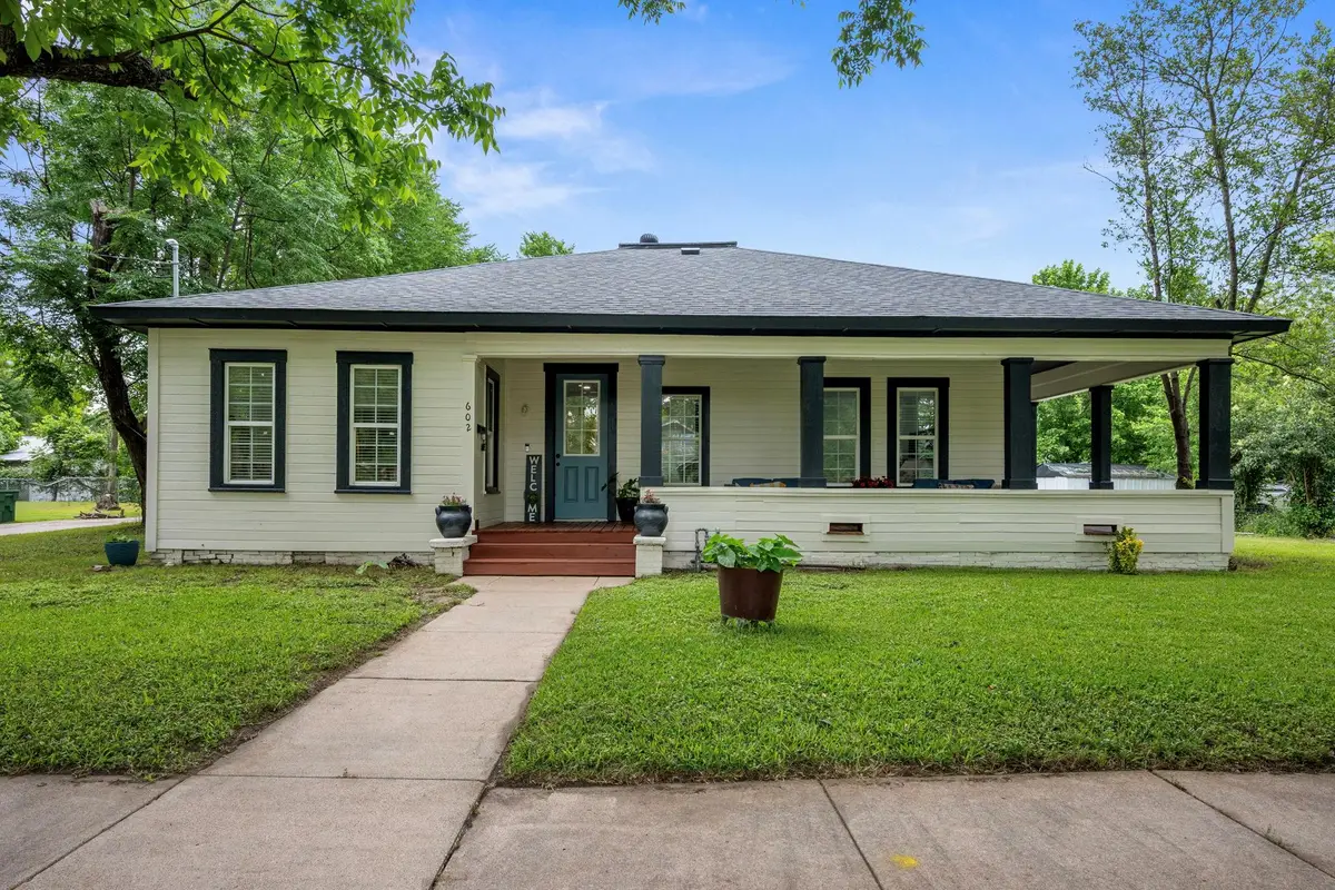 602 E 6th St, Cameron, TX 76520 - #1