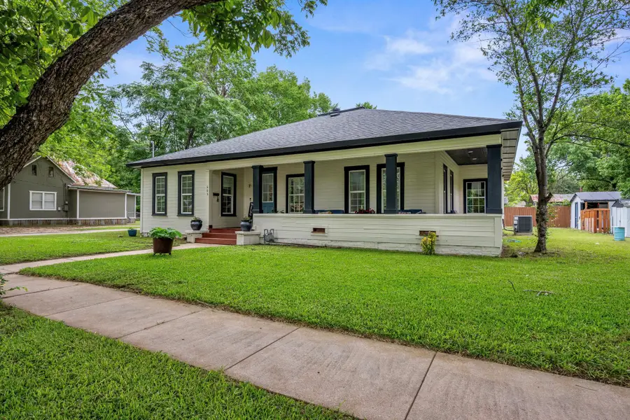 602 E 6th St, Cameron, TX 76520 - #2