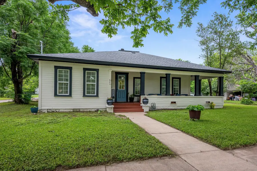 602 E 6th St, Cameron, TX 76520 - #3