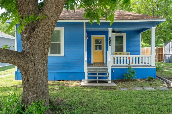 1014 W 6th St, Taylor, TX 76574