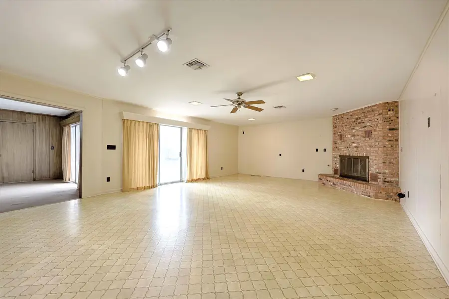 302 Baumgarten St, Schulenburg, TX 78956 - #3