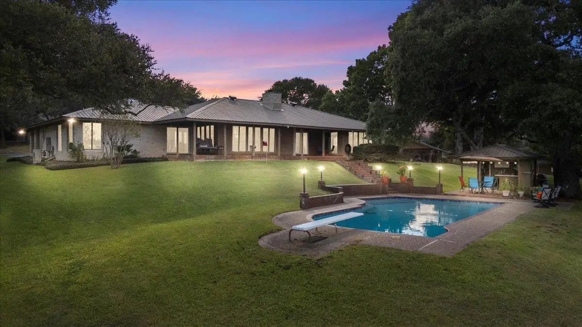 300 Oak Creek Cir, Luling, TX 78648 - #1