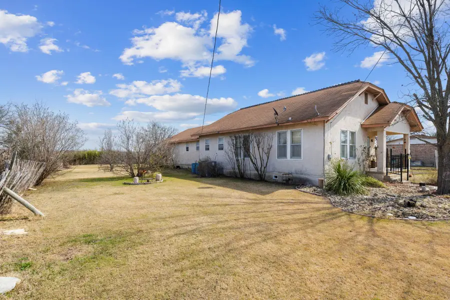 401 S Love Ave, Florence, TX 76527 - #2