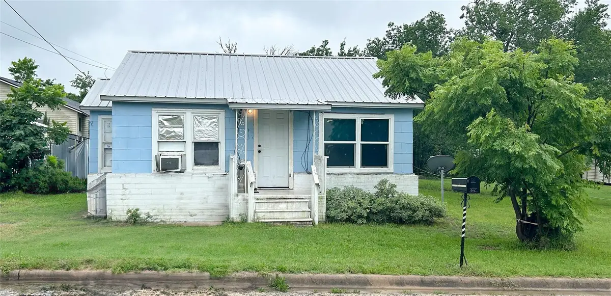 540 W Hempstead St, Giddings, TX 78942 - #1