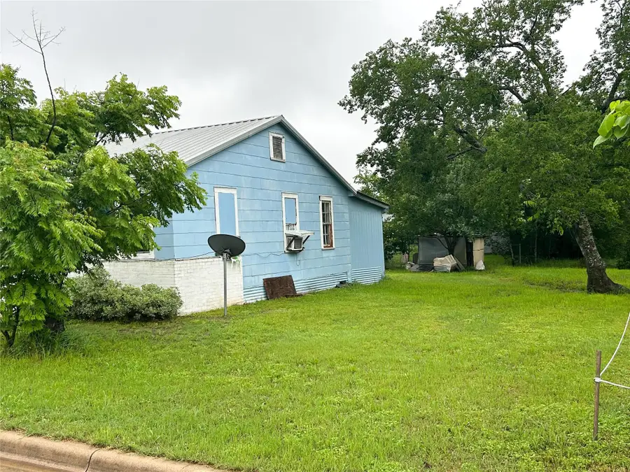 540 W Hempstead St, Giddings, TX 78942 - #2