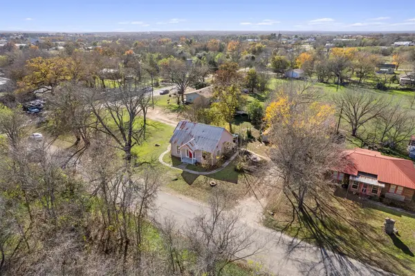 523 Old Highway 20, McDade, TX 78650