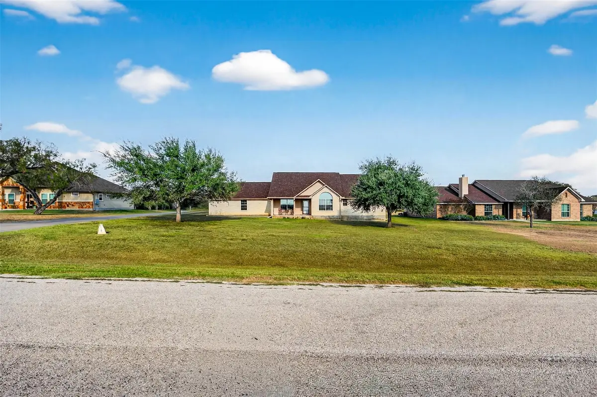 175 Creekwood Dr, Gonzales, TX 78629 - #1