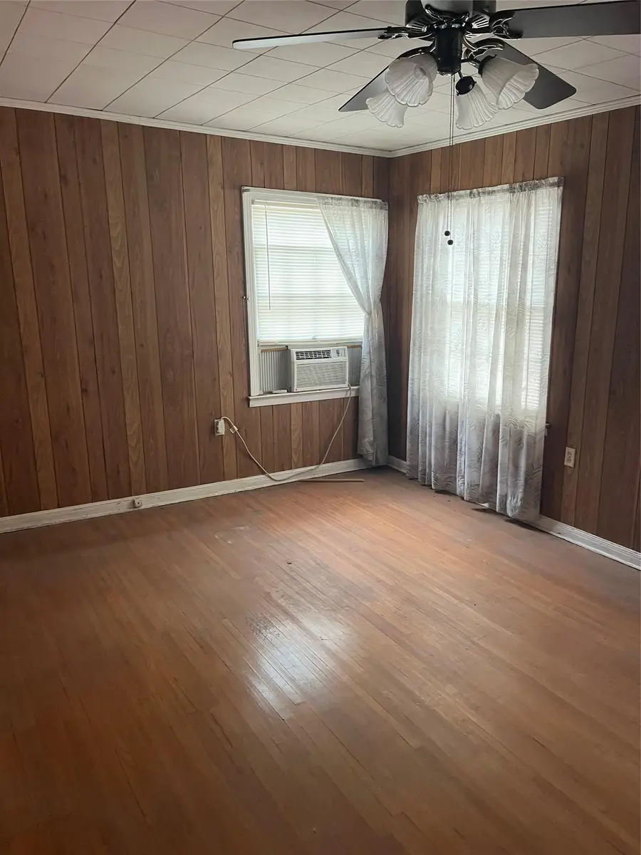 204 Oscar St, Taylor, TX 76574 - Image #2