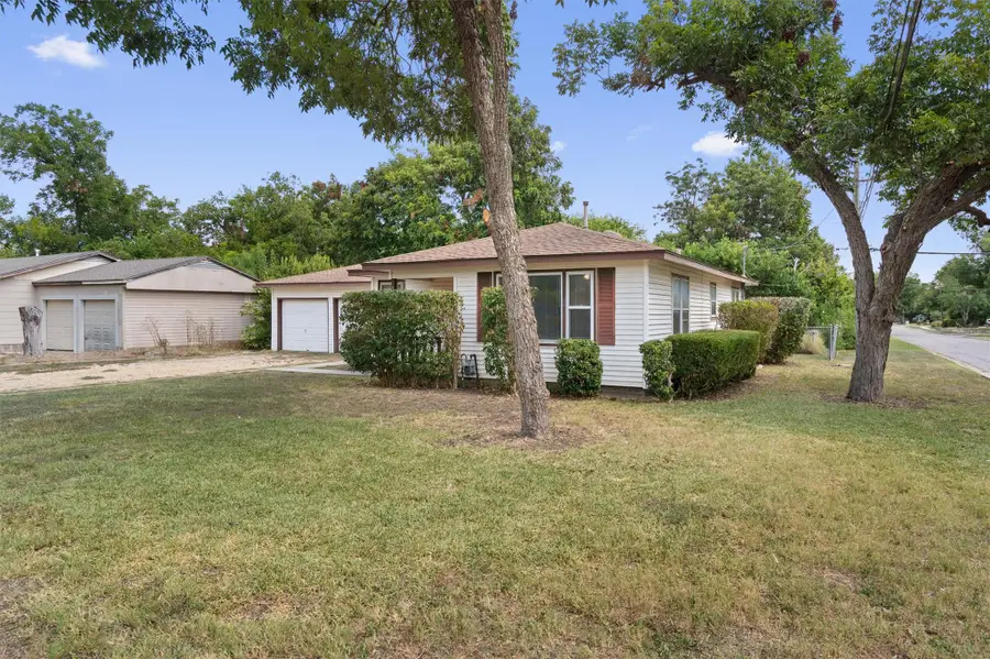 1119 Kent St, Taylor, TX 76574 - #2