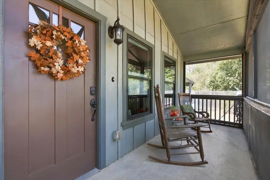 706 Jones St, Smithville, TX 78957 - #2