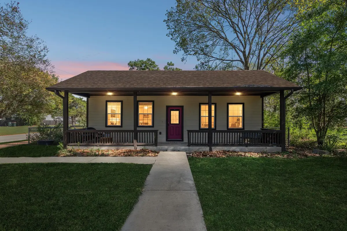401 Rivers St, Smithville, TX 78957 - #1