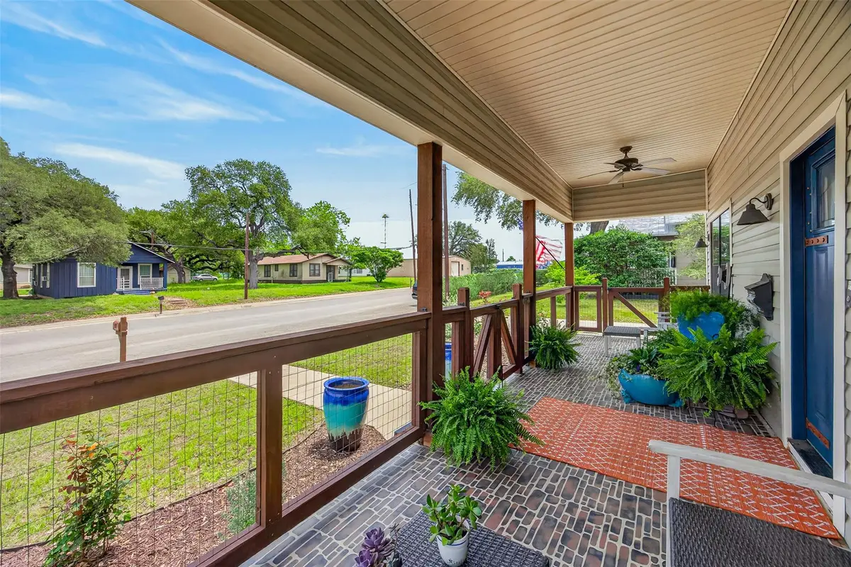 217 N Walnut Ave N, Luling, TX 78648 - #1