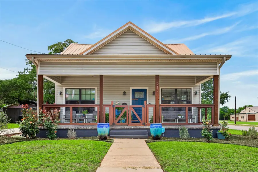 217 N Walnut Ave N, Luling, TX 78648 - #2