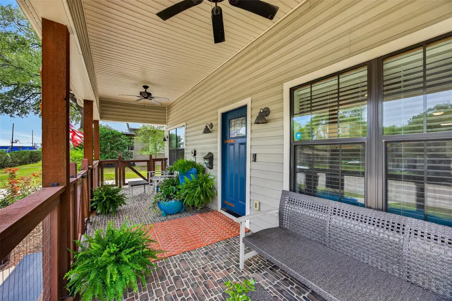 217 N Walnut Ave N, Luling, TX 78648 - #3
