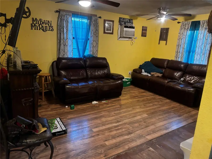 408 Sabine St, Lockhart, TX 78644 - Image #2