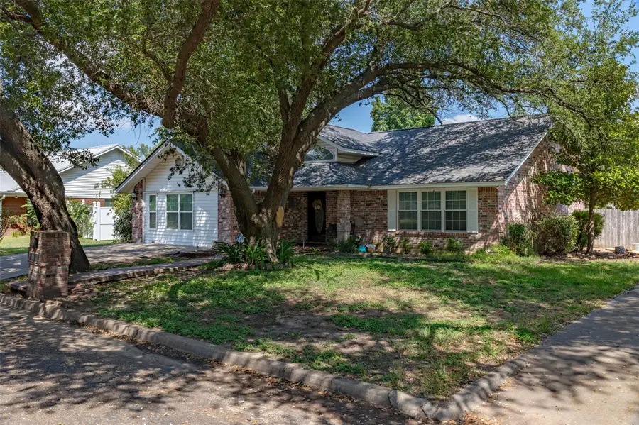 704 E 16th St, Cameron, TX 76520 - Image #2