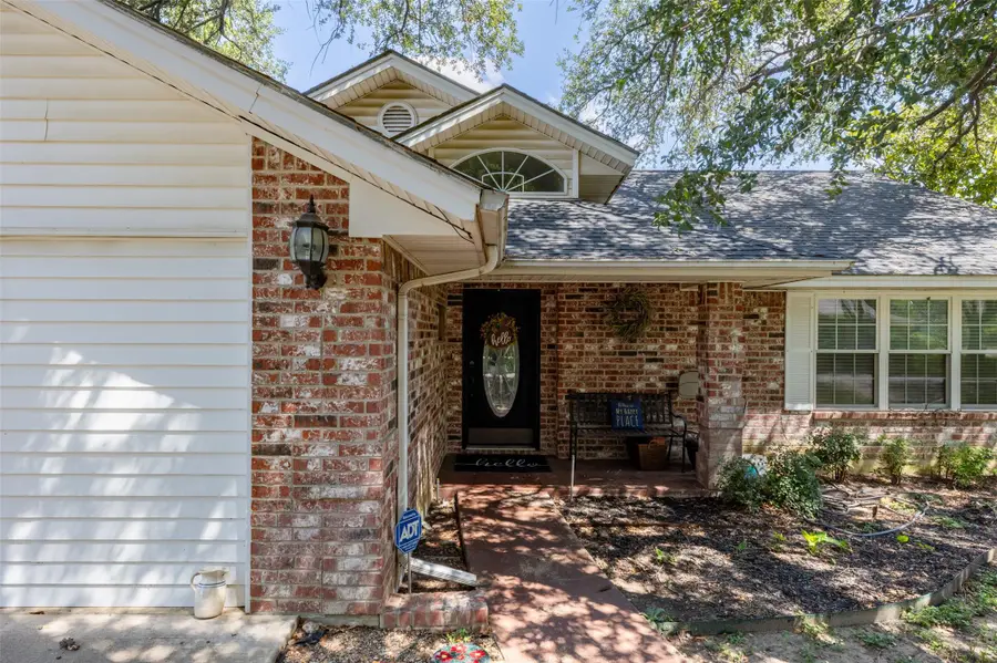 704 E 16th St, Cameron, TX 76520 - Image #3