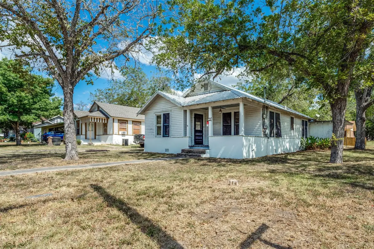 1504 Saint Peter St, Gonzales, TX 78629 - Image #1