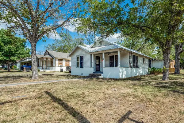 1504 Saint Peter St, Gonzales, TX 78629