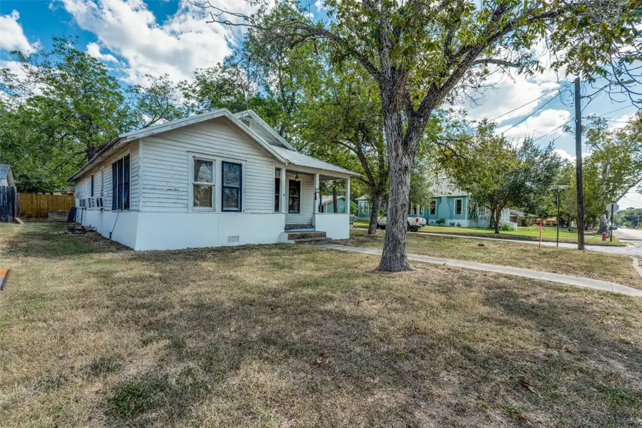 1504 Saint Peter St, Gonzales, TX 78629 - Image #3