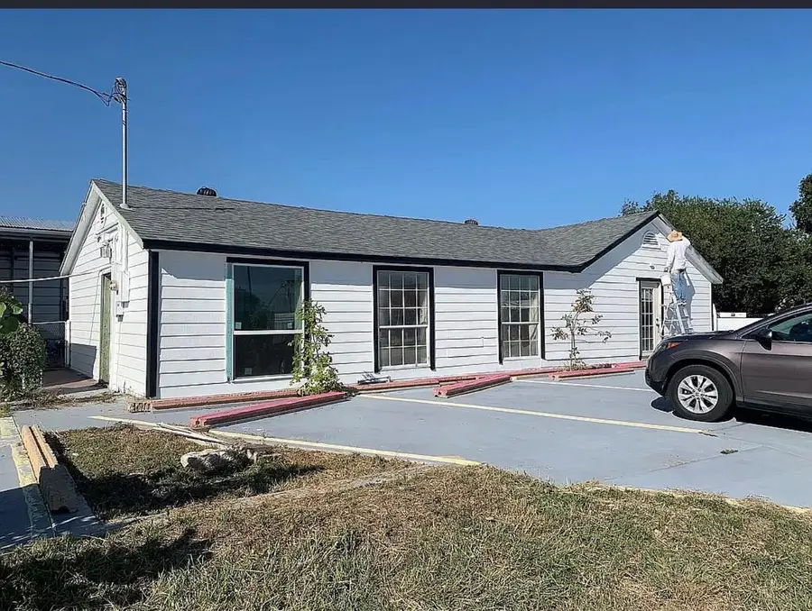 804 W 2nd St, Taylor, TX 76574 - #2