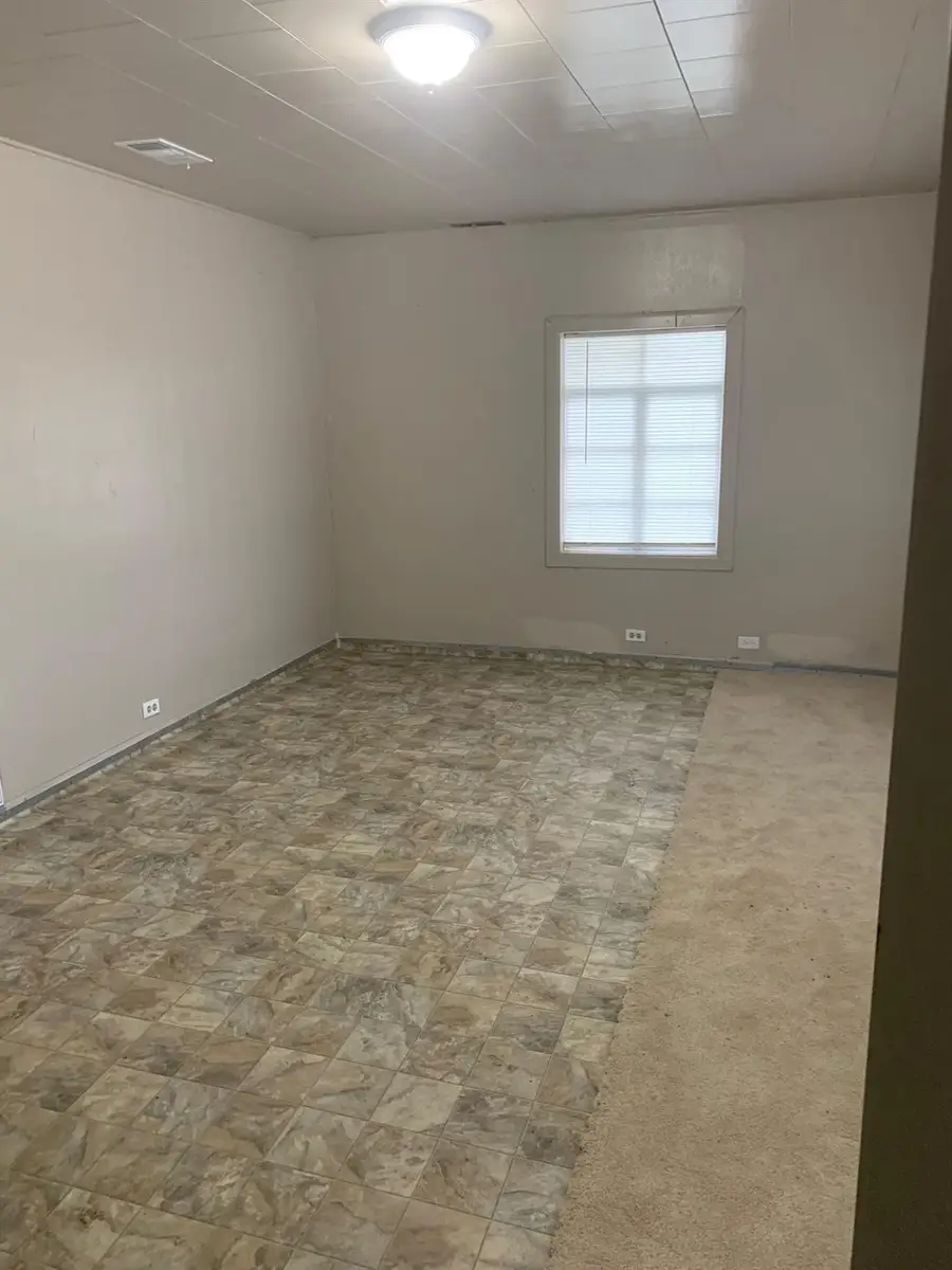 804 W 2nd St, Taylor, TX 76574 - #3
