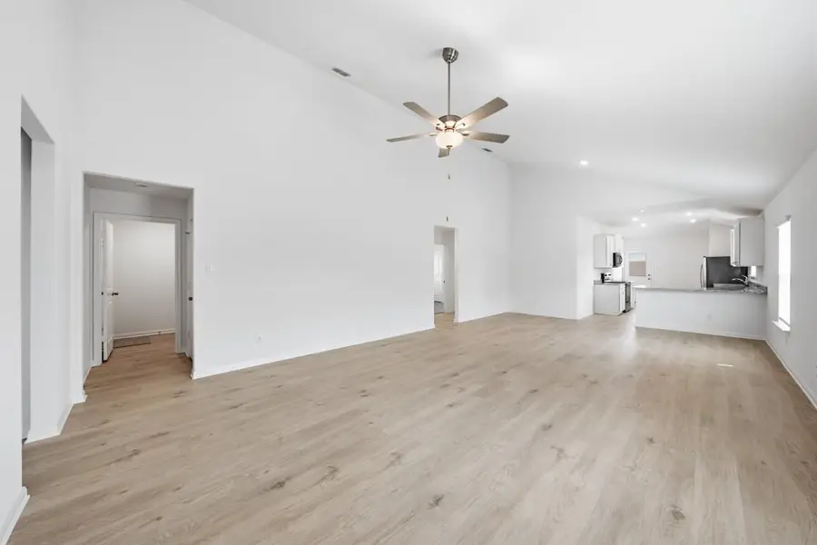 225 W Luna Blue Ln, Jarrell, TX 76537 - #3