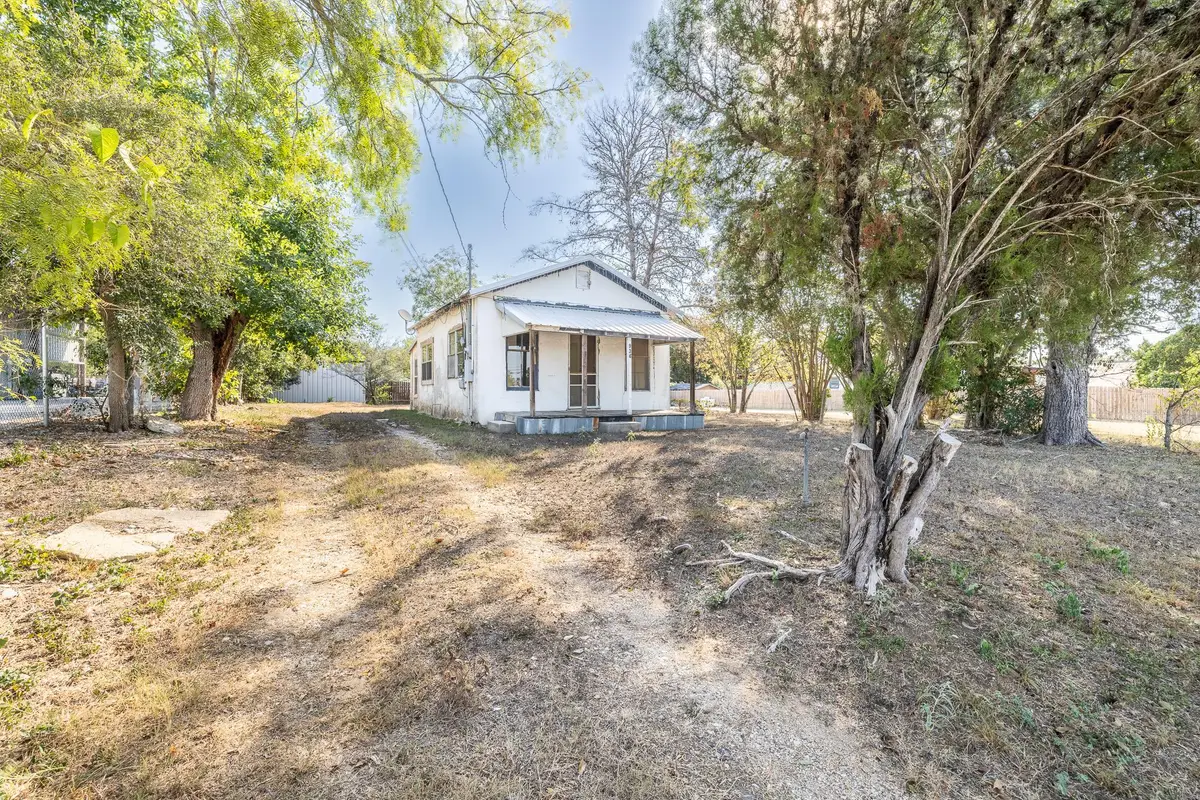 936 Water St, Gonzales, TX 78629 - Image #1