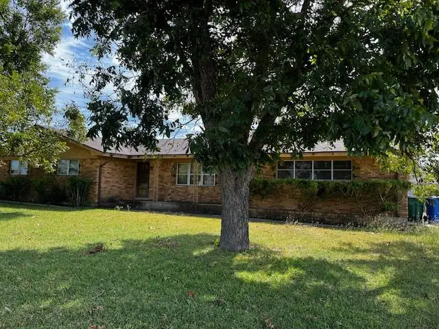 1204 E Lake Dr, Taylor, TX 76574 - Image #1