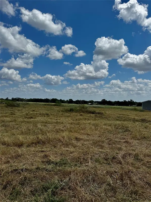 261 Engelke Rd, Kingsbury, TX 78638