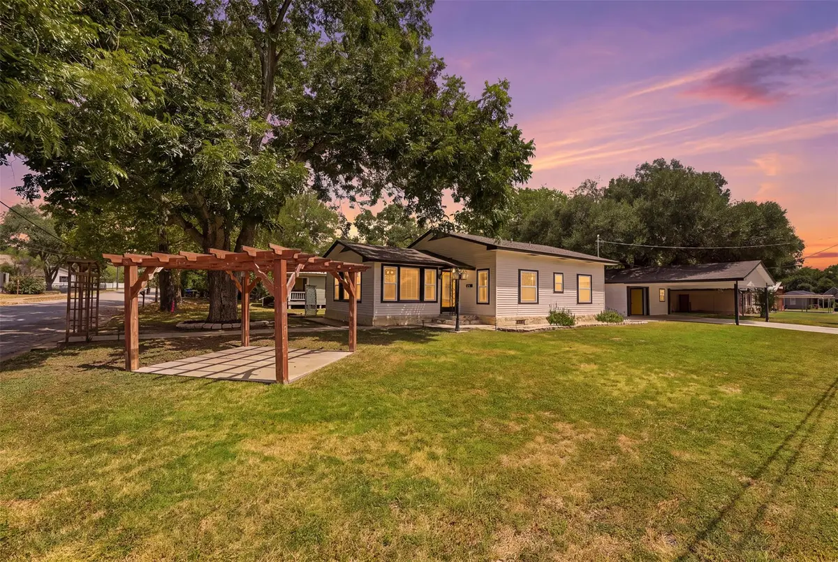 104 N Bright St, Gonzales, TX 78629 - #1